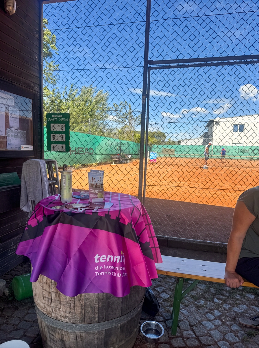 Tennify Turniermaterial und Spielstandsanzeige am Tennisplatz des TC ASKÖ Statzendorf während der 7. Fladnitztal-Open