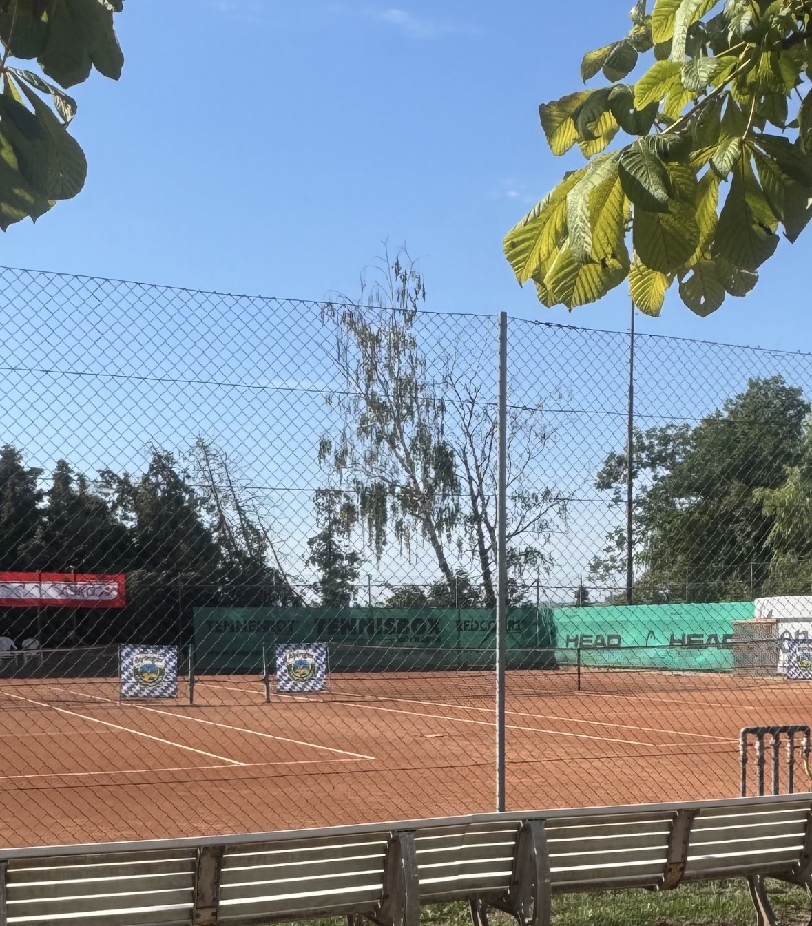 Blick über die Tennisplätze des TC ASKÖ Statzendorf während der 7. Fladnitztal-Open