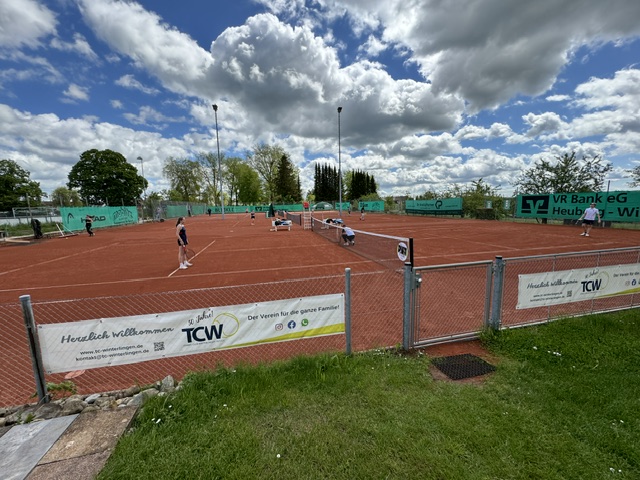 Blick über die Tennisanlage des TC Winterlingen mit mehreren bespielten Sandplätzen