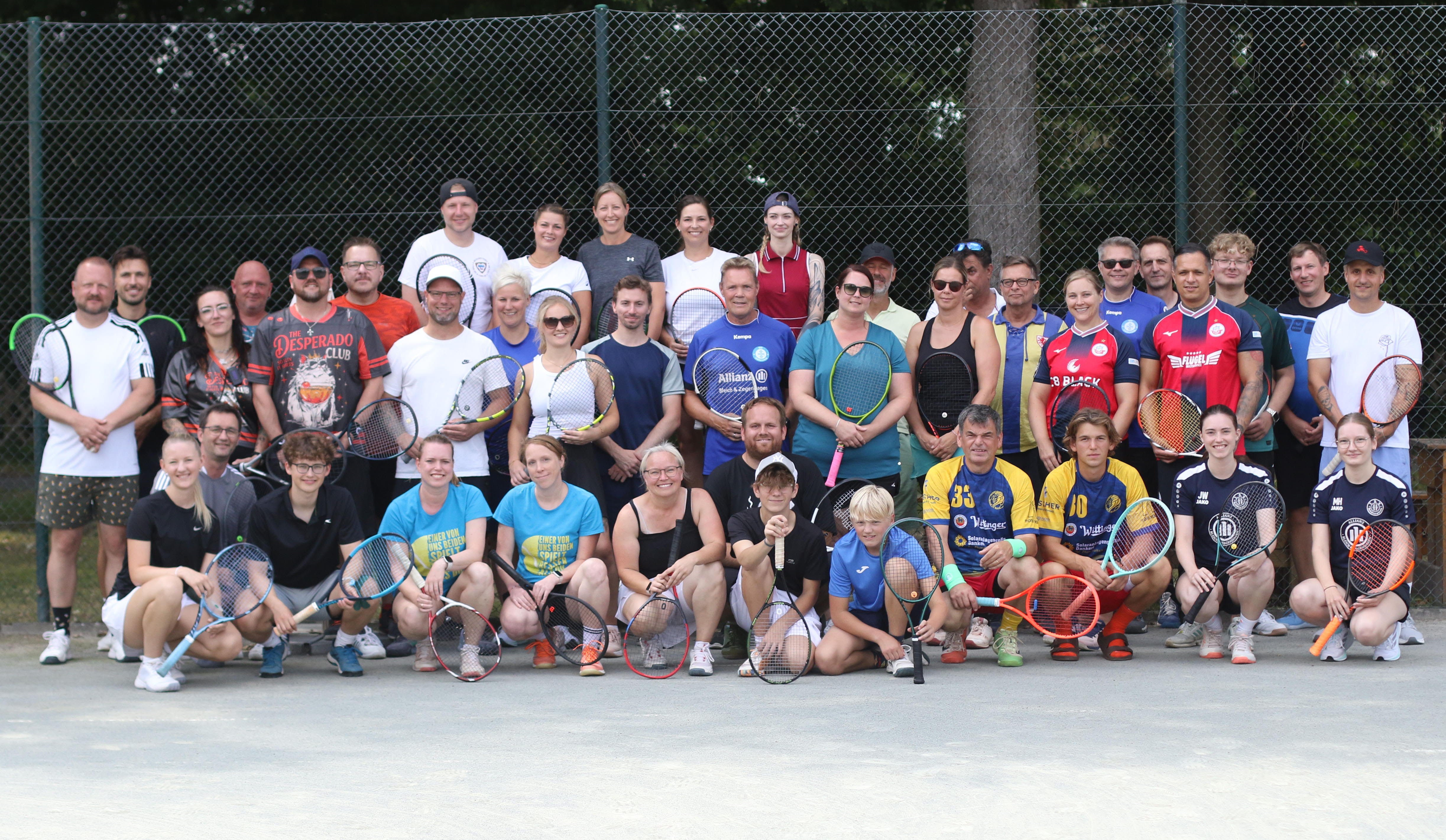 Großes Gruppenfoto der Teilnehmerinnen und Teilnehmer des Doppelturniers beim TSV Schönewörde