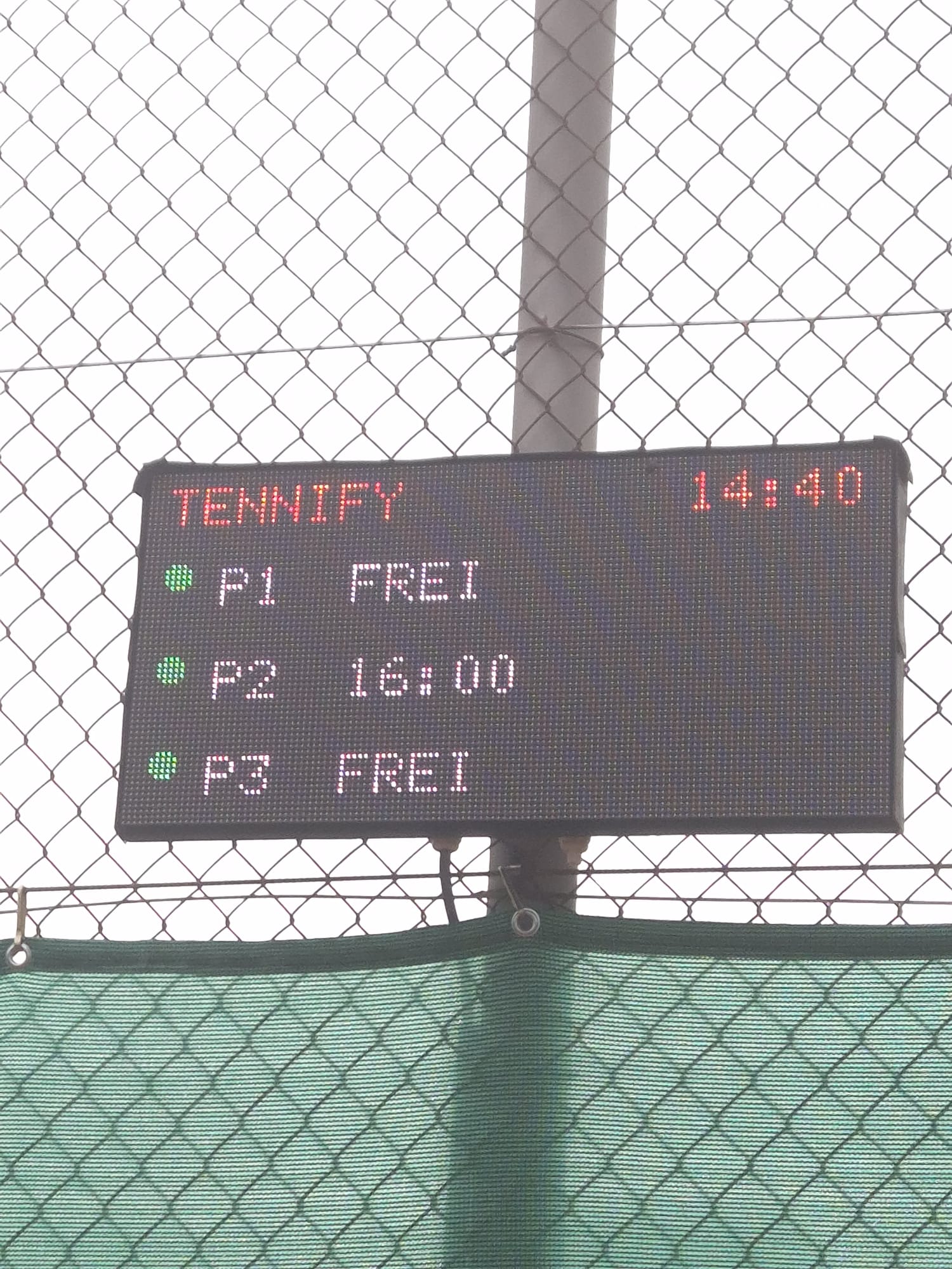 LED-Anzeigetafel des TSV Wulsdorf mit der aktuellen Platzbelegung aus tennify