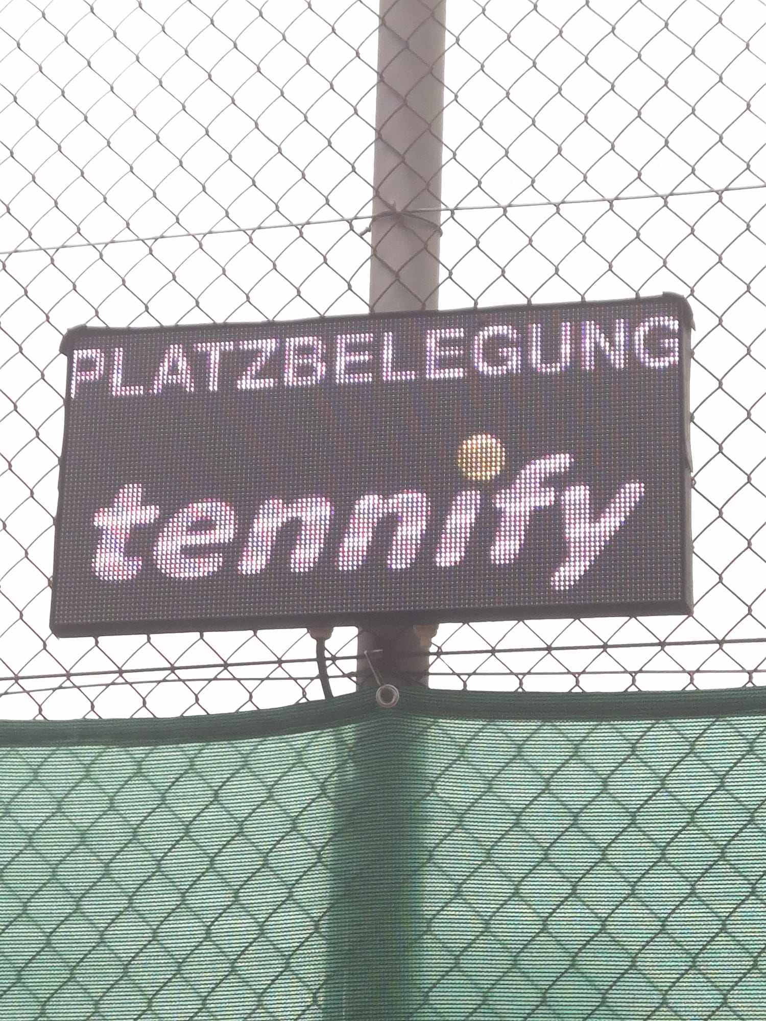 LED-Anzeigetafel des TSV Wulsdorf mit einer tennify Vorschau und Vereinslogo