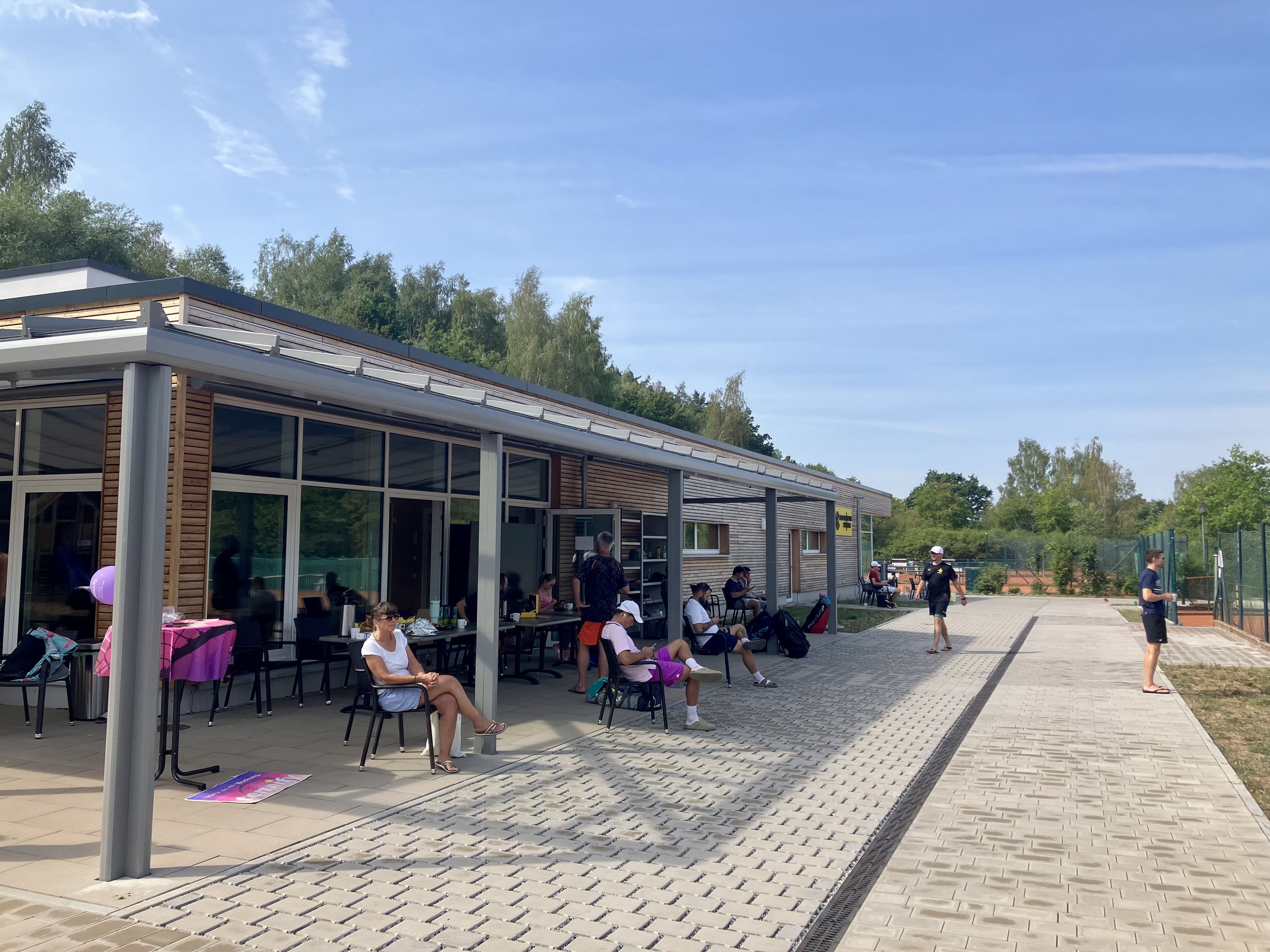 Blick über die Terrasse und die Anlage des TV Hilpoltstein während des Turniertags