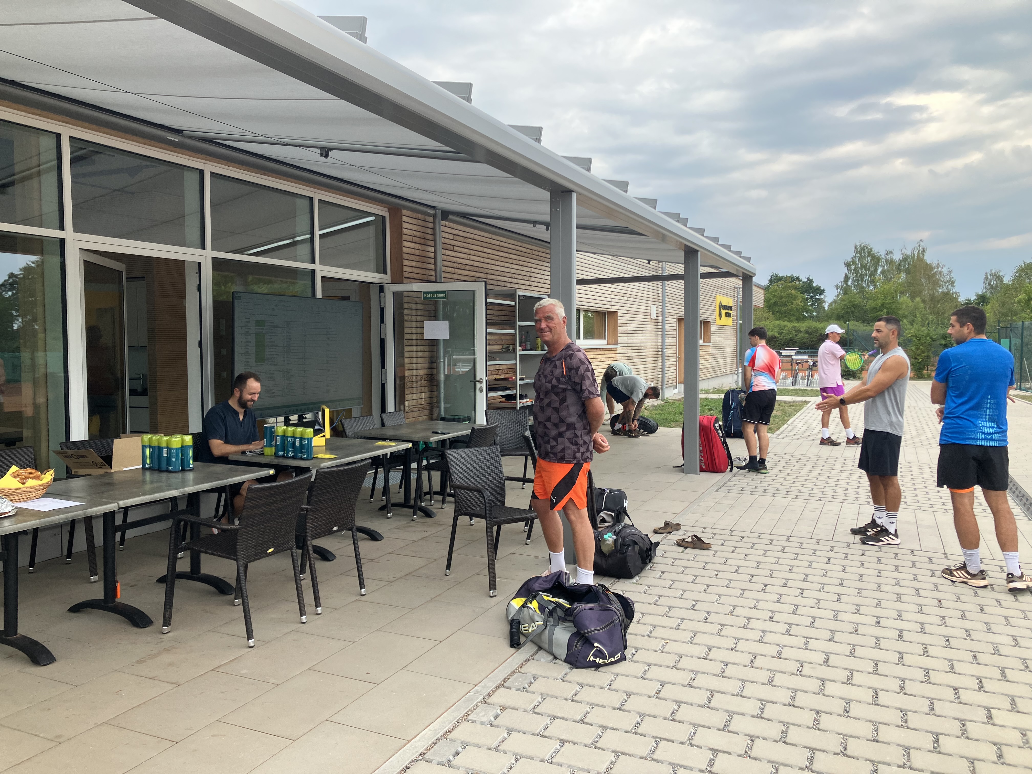 Turnieratmosphäre auf der Terrasse des TV Hilpoltstein mit Spielerinnen, Spielern und Gästen