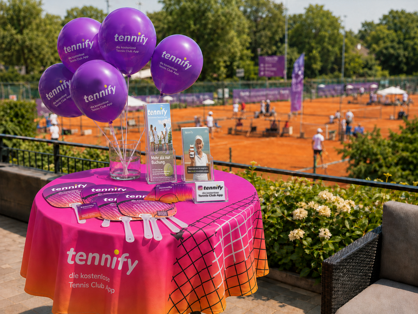 tennify Info-Tisch auf einer Tennisanlage mit Flyern, Ballons und Informationsmaterial